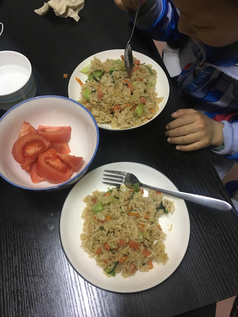 邻居抢着来我家吃土豆香肠炒饭，原来这么香！