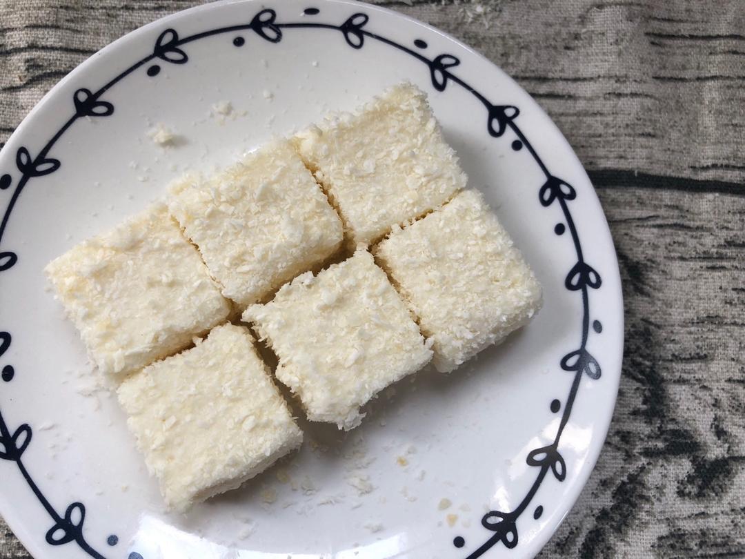 【视频】85度C 椰蓉牛奶小方～不用烤箱的夏日甜点