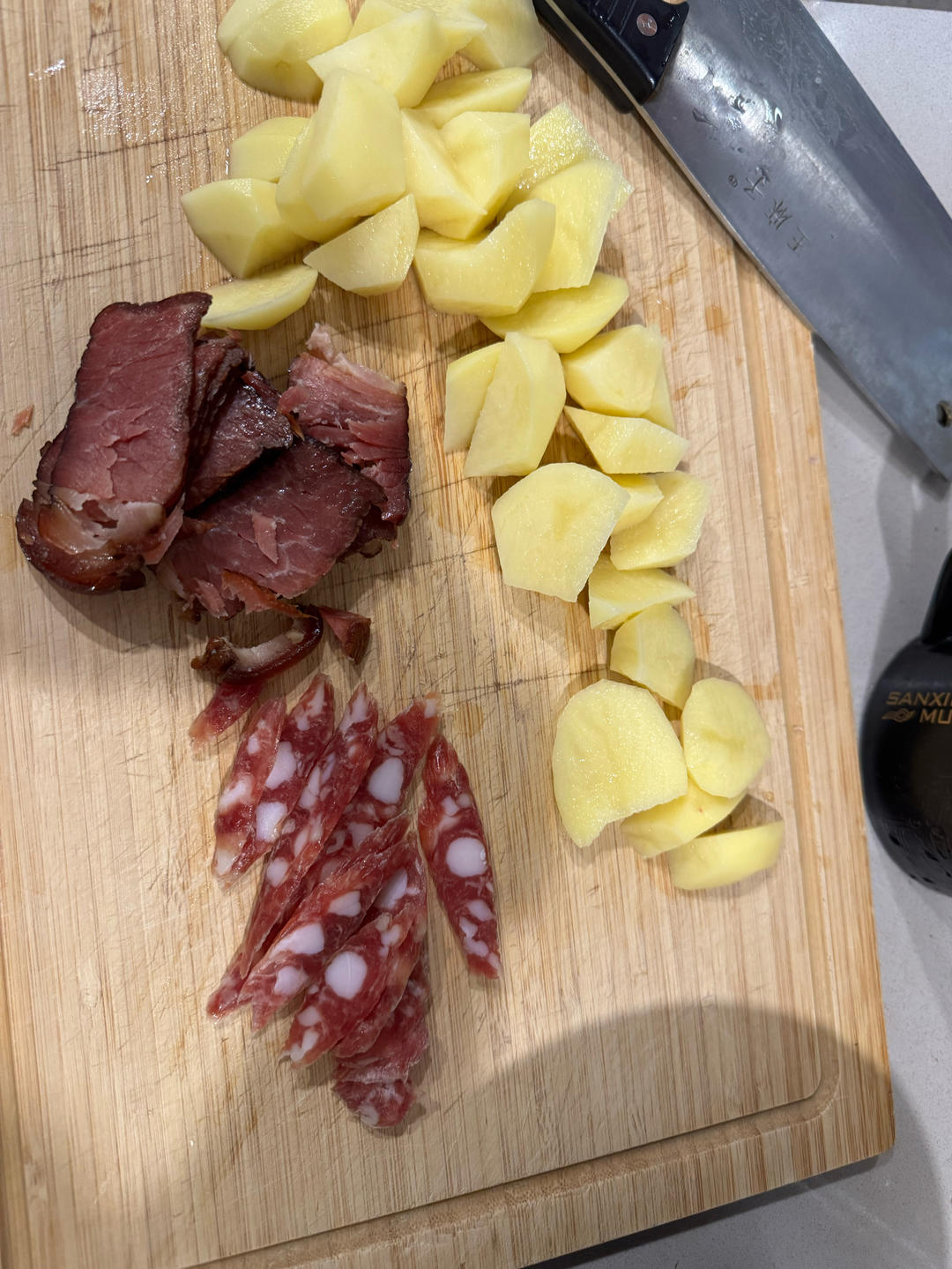 腊肉腊肠土豆蒸饭