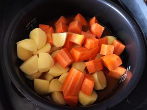不加一滴水超美味的番茄土豆炖牛肉（懒人菜）的做法 步骤9