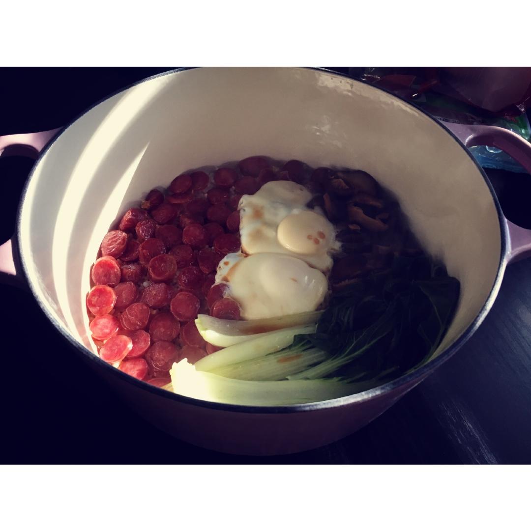 铸铁锅腊肠煲仔饭