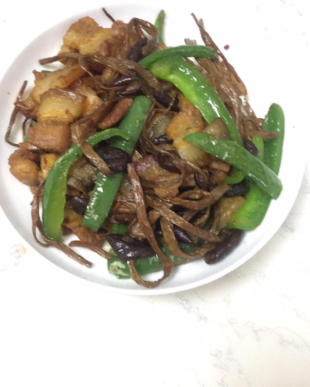 五花肉干锅茶树菇