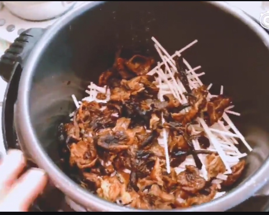 鸡翅根土豆粉条炖臻蘑的做法 步骤3
