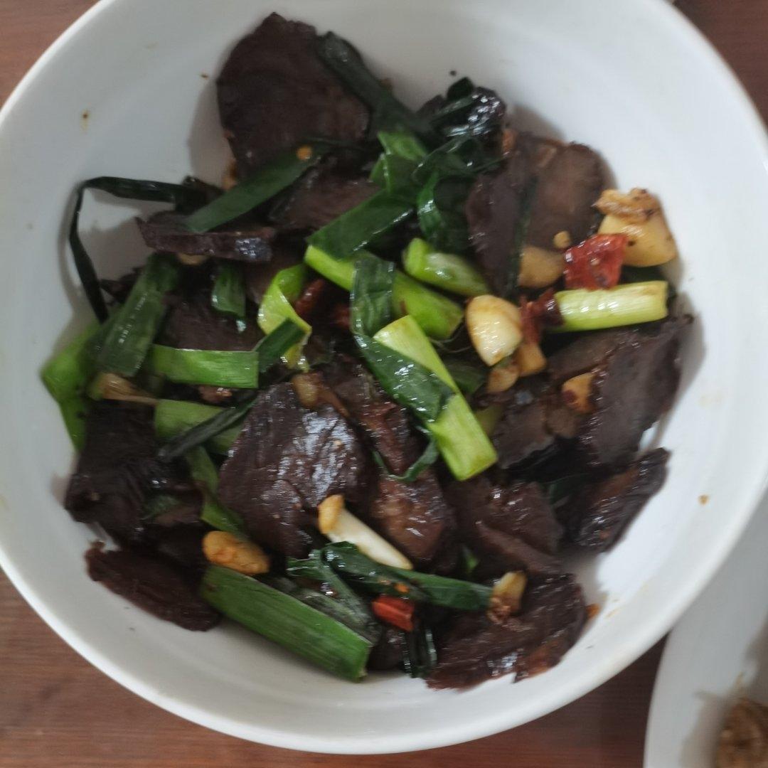 最好吃的下酒菜大蒜叶炒腊牛肉