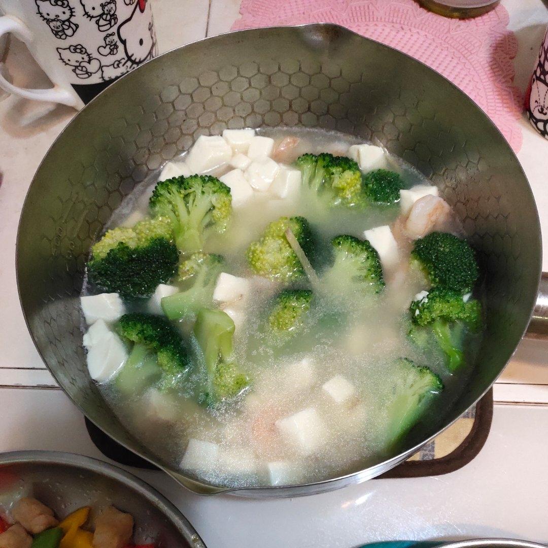 西兰花虾仁豆腐汤