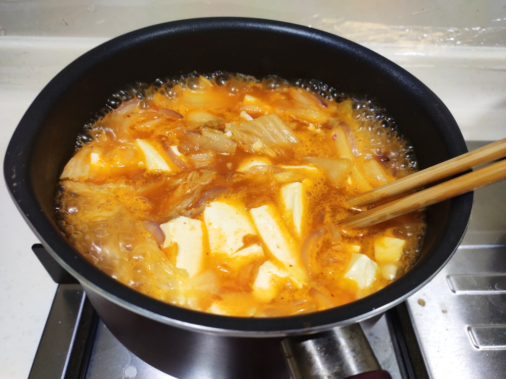 韩国泡菜豆腐汤，人均只要1块钱，5分钟懒人快手菜的做法 步骤7