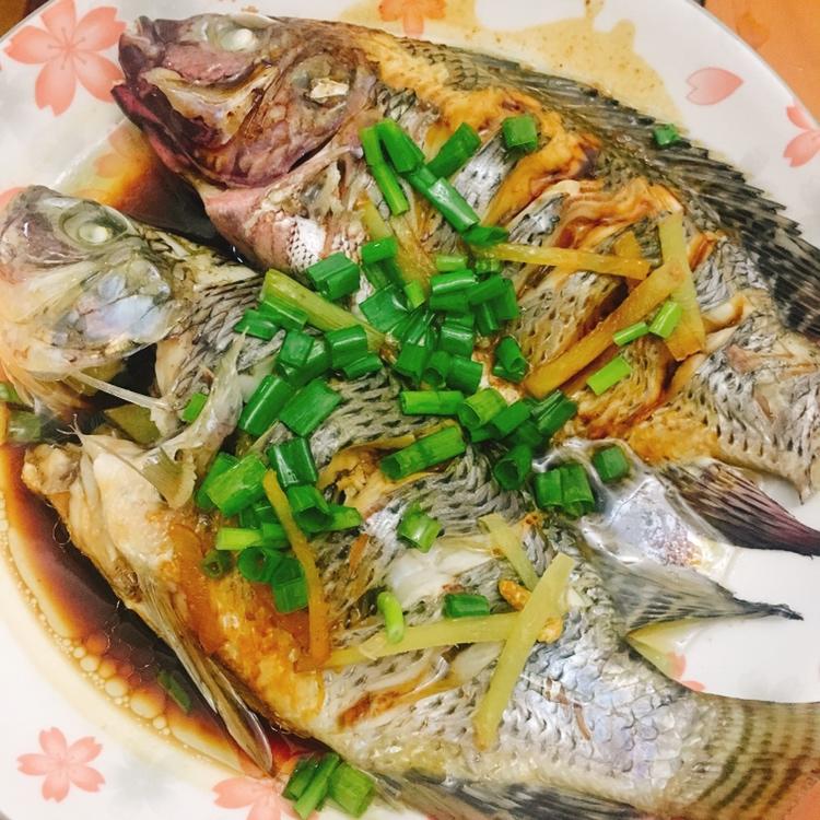 西雨早晴做的过年餐桌上少不了的菜——清蒸罗非鱼