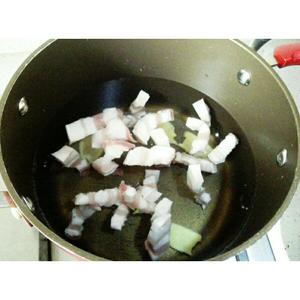 五花肉海带结汤的做法 步骤2