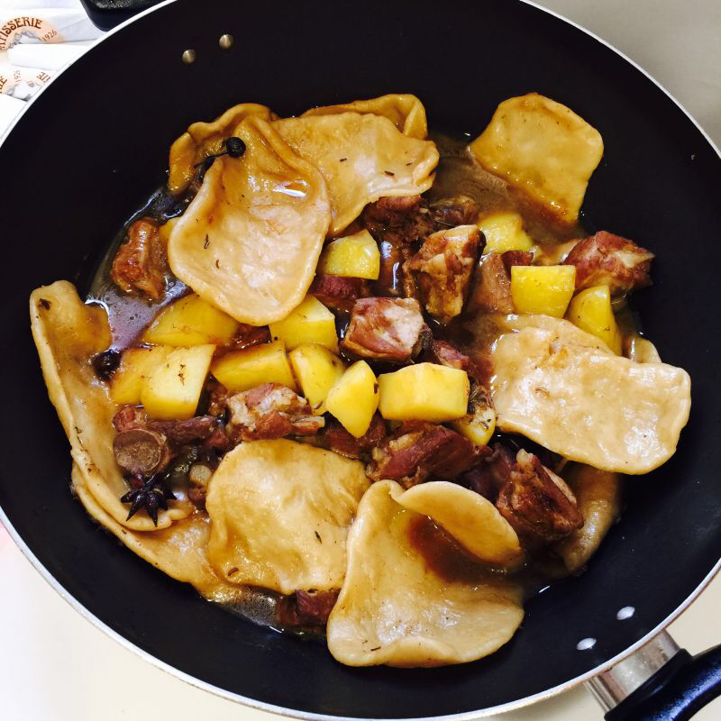 地锅排骨贴玉米饼-冬天学做一道热乎的大锅菜吧！