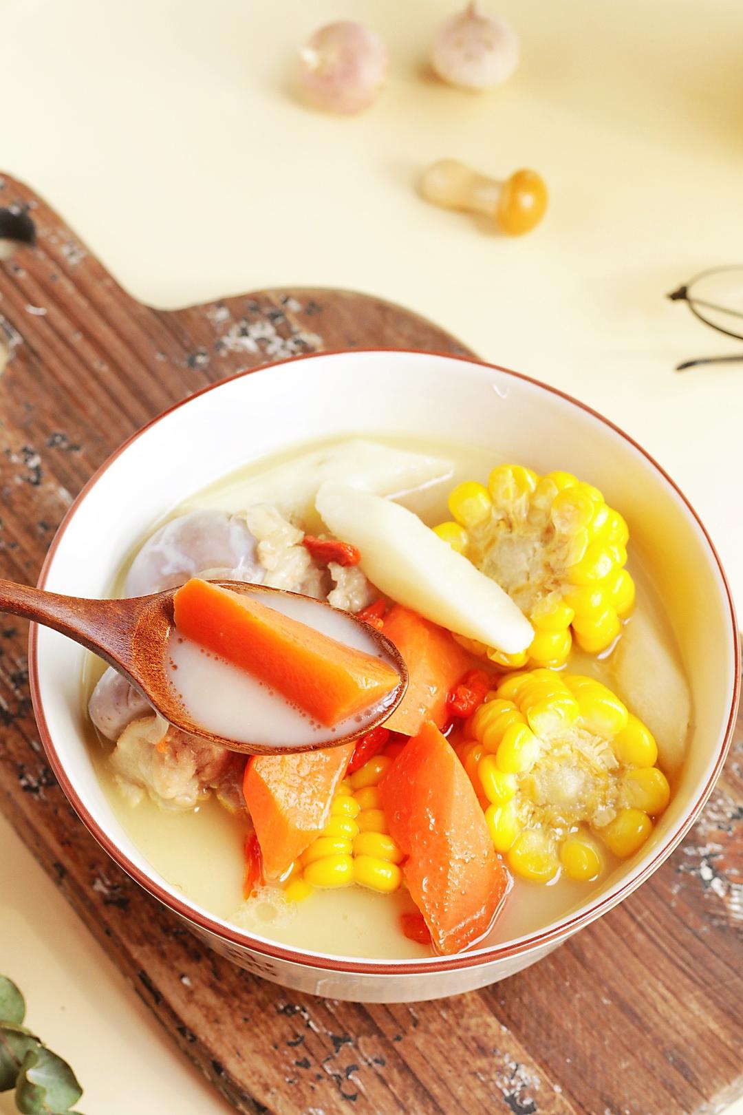 营养丰富，清甜好喝的玉米胡萝卜筒骨汤的做法