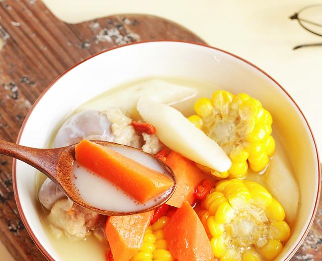 营养丰富，清甜好喝的玉米胡萝卜筒骨汤的做法
