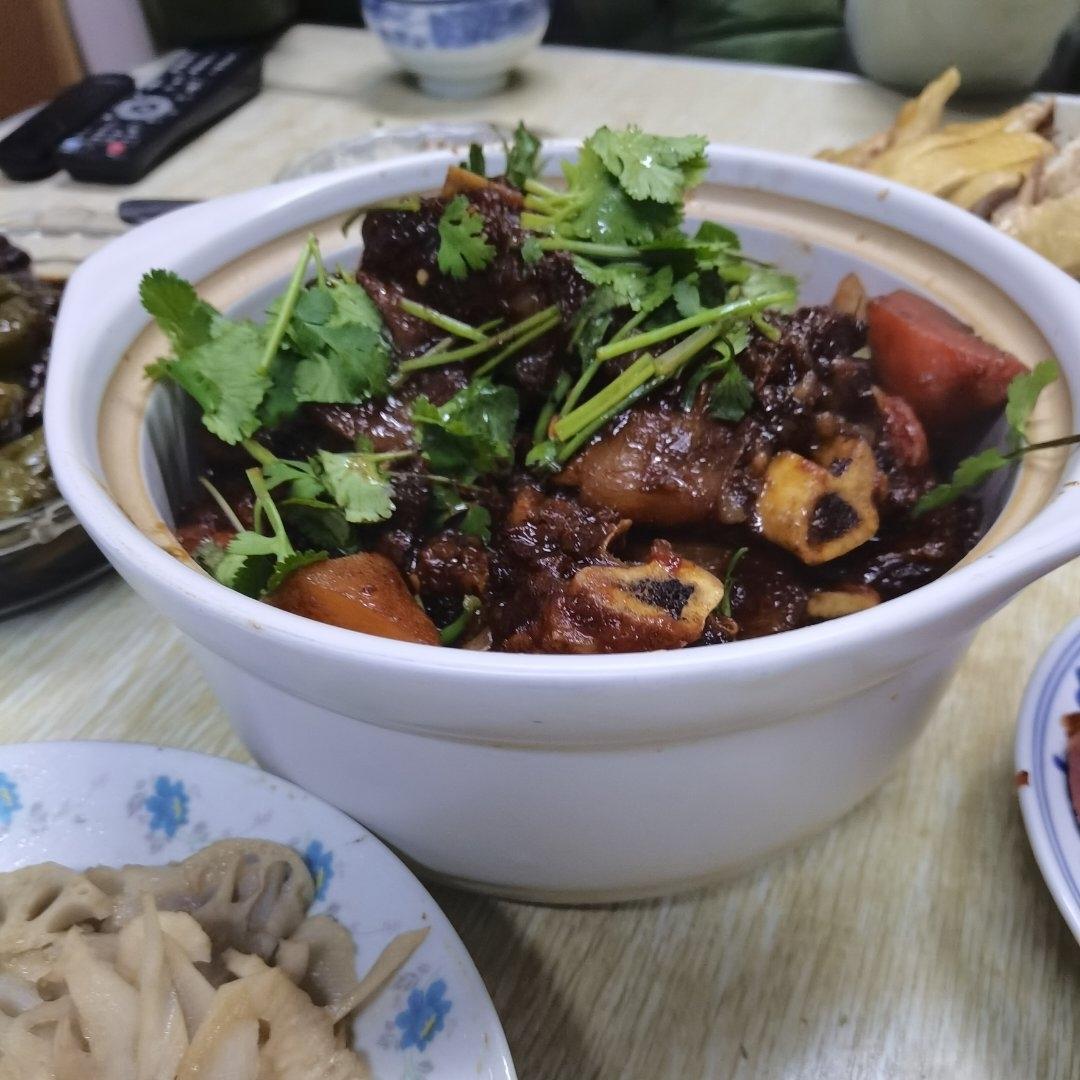 牛肋排炖胡萝卜土豆蕃茄