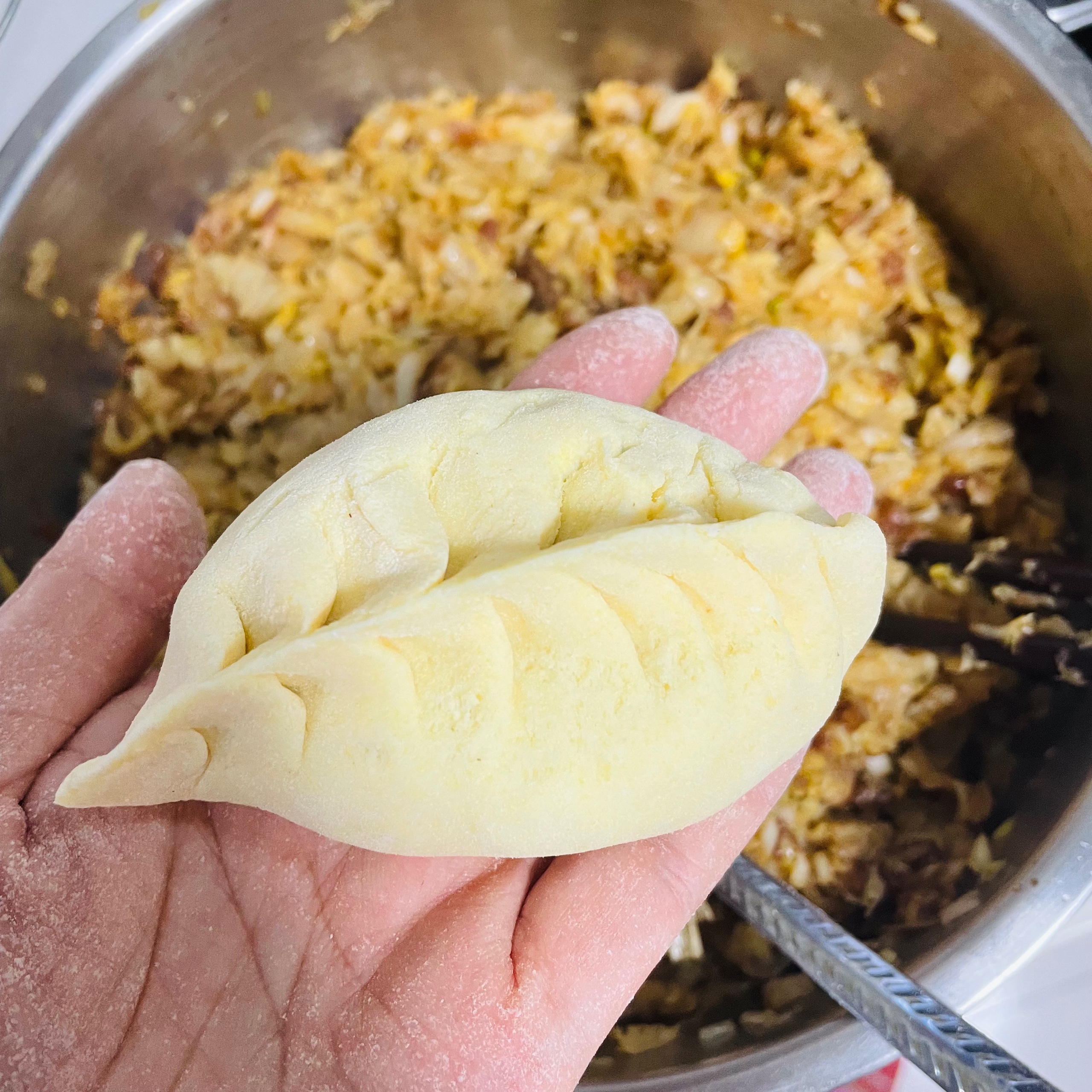 东北酸菜包子的奢豪版本——玉米面酸菜油滋了包子（附玉米面蒸饺和面方法）的做法 步骤15