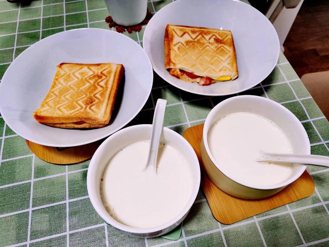 巨简单的Bruno轻食机早餐：烘烤三明治