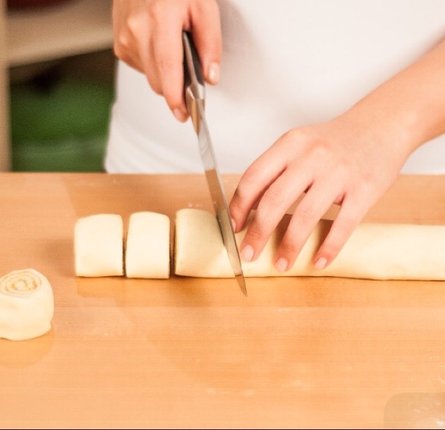 Cinnamon bun 超级适合节日季的香喷喷肉桂卷的做法 步骤8