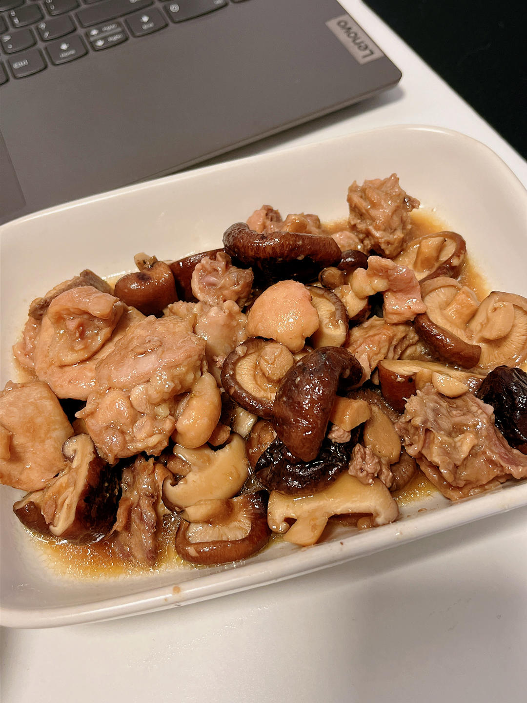 香菇炖鸡肉