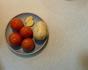 番茄马铃薯瘦肉汤的做法 步骤1