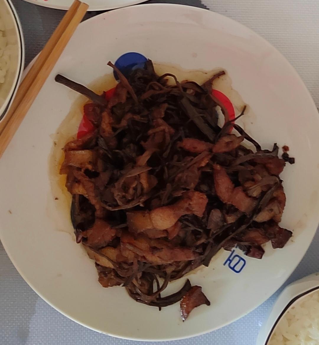 五花肉干锅茶树菇