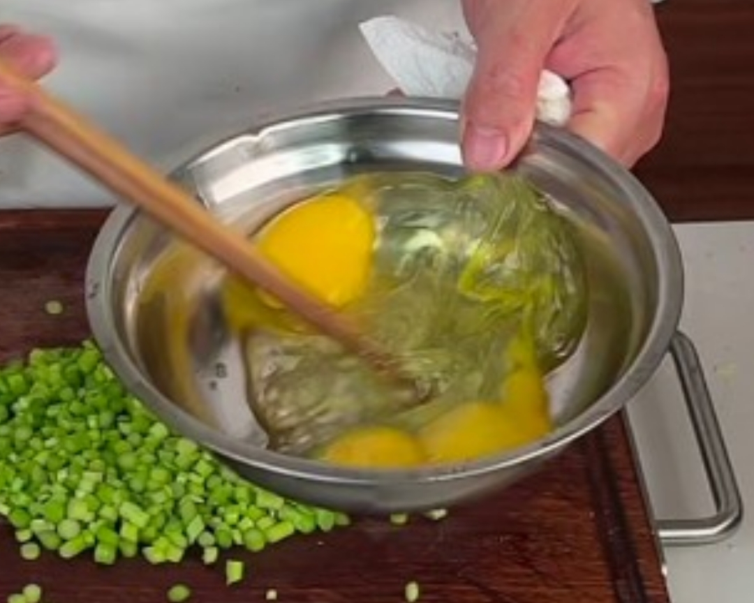 蒜苔炒鸡蛋的做法 步骤4