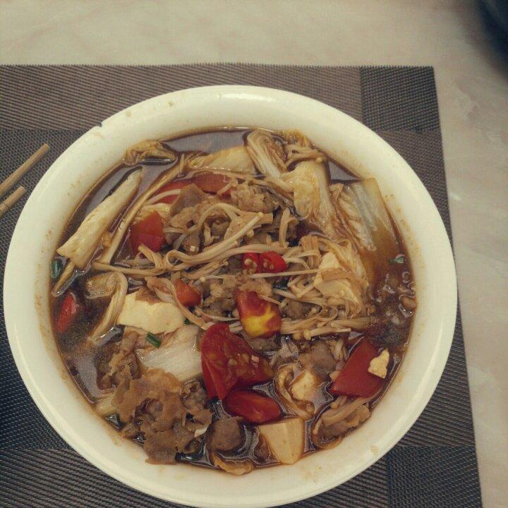 寝室食谱|酸辣番茄金针菇肥牛汤
