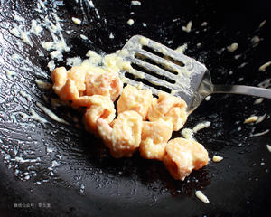 欢喜做年菜：鲜橙腰果沙拉酥虾的做法 步骤12