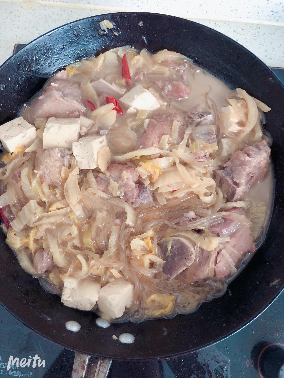 酸菜炖排骨粉条冻豆腐的做法