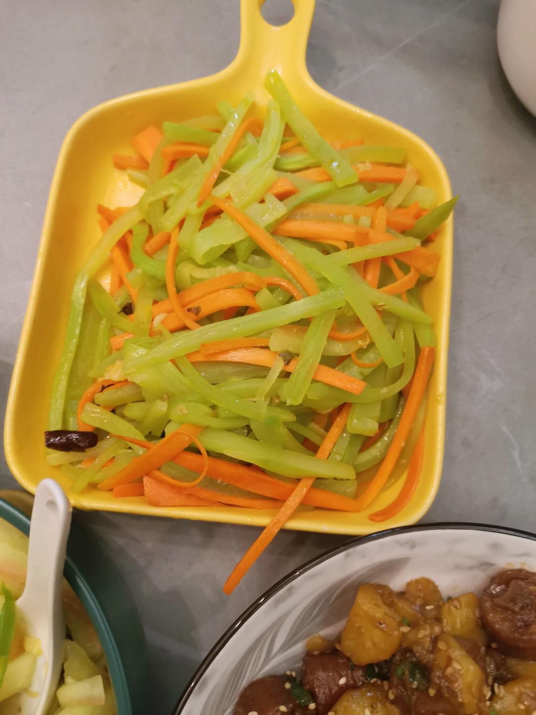 一上桌就空盘的莴笋丝