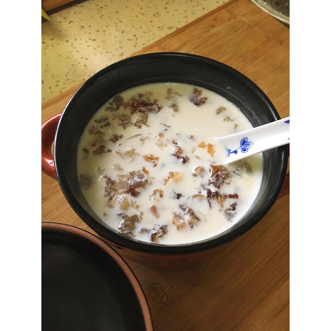 牛奶炖桃胶