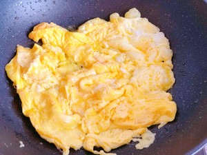 &东北鸡蛋酱&
到东北人做客必上的蘸酱菜，蘸酱必不可少鸡蛋酱的做法 步骤4
