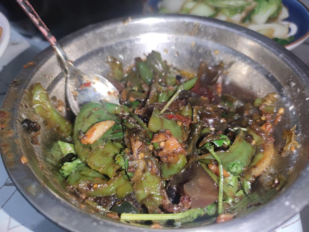 擂辣椒拌皮蛋的做法