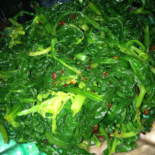凉拌芹菜叶