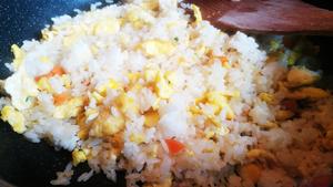 超级好吃的健康美味的彩虹🌈蛋炒饭的做法 步骤5