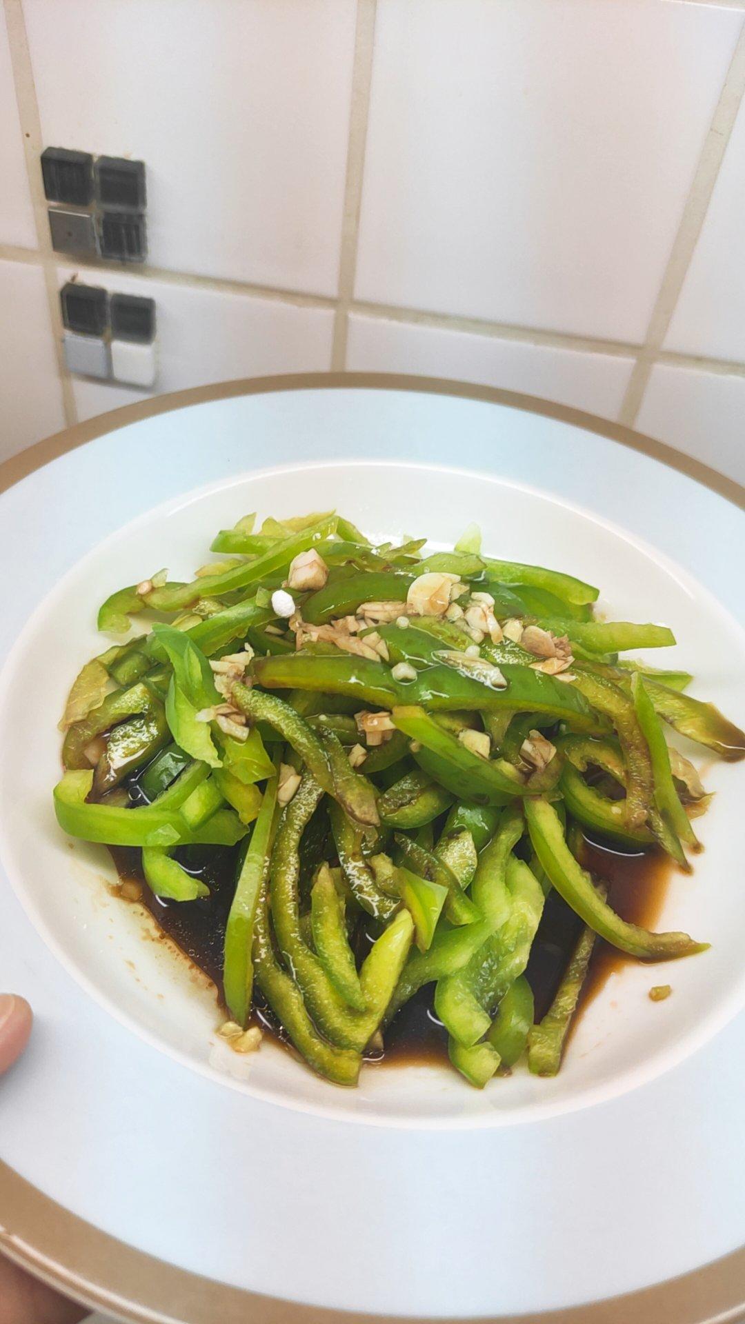 凉拌青椒（两分钟完成的开胃小菜）