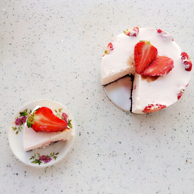 草莓酸奶慕斯蛋糕