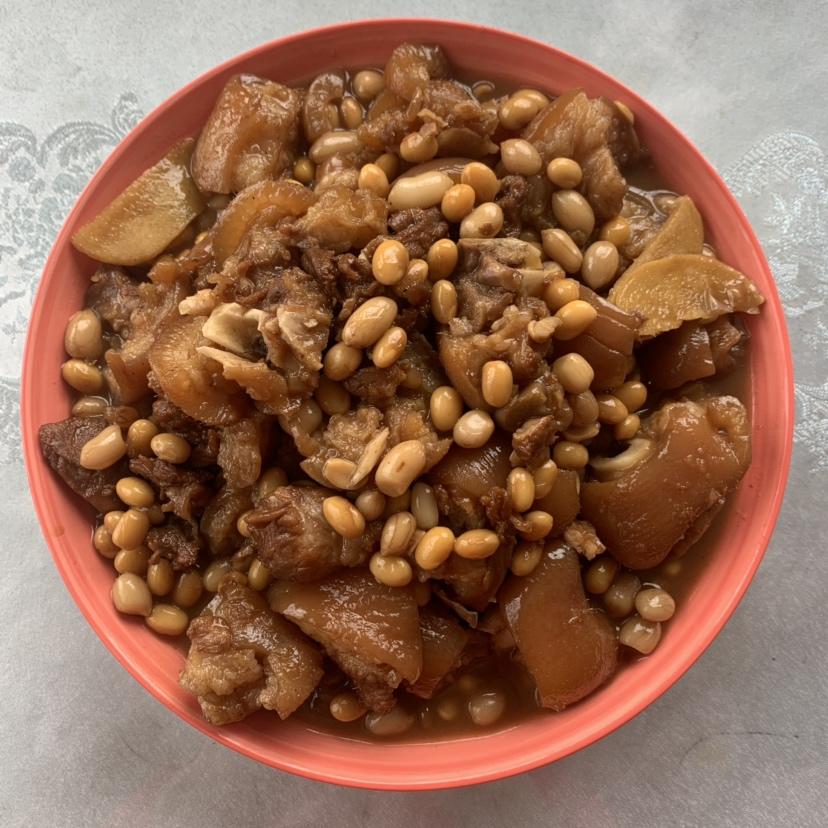花生黄豆焖猪脚的做法