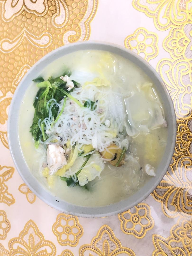 雪白的鱼头煮粉