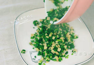 韭菜香干炒藜麦饭—适合12个月以上的宝宝，剩藜麦饭+豆腐干+韭菜的做法 步骤5