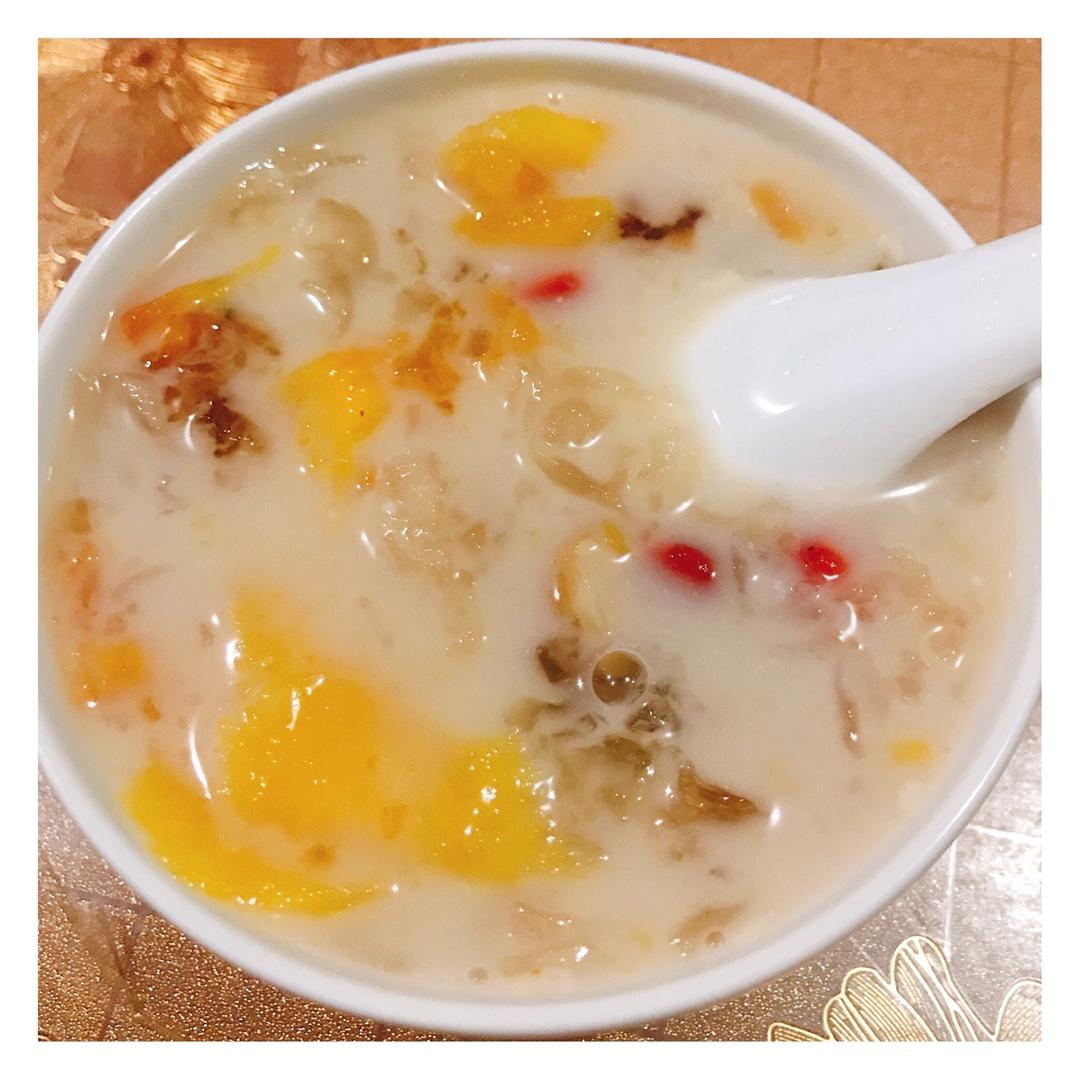 堪比燕窝的美容佳品——桃胶银耳炖木瓜