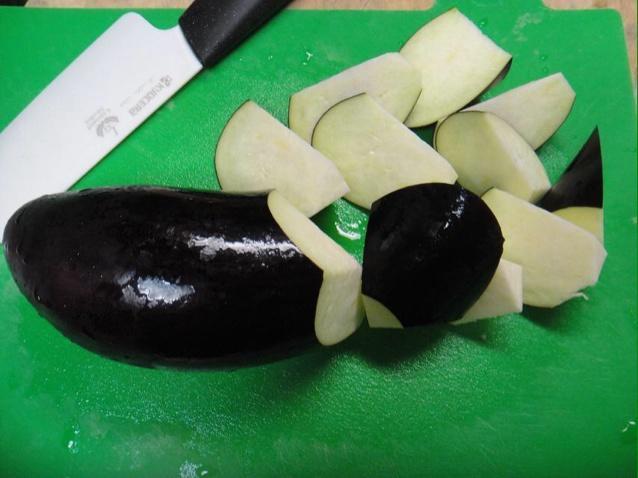 腐乳烧土豆茄子的做法 步骤2