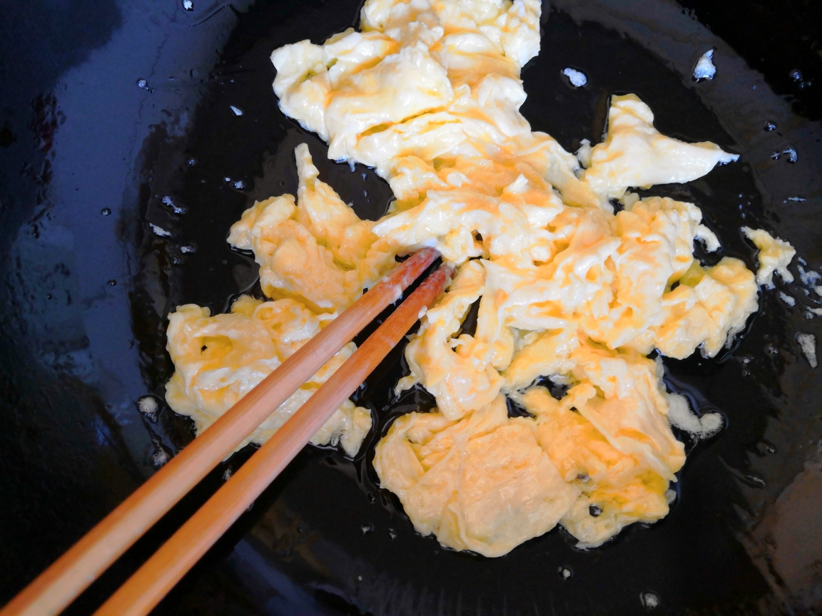 能拌饭的蛋炒番（嫩嫩的蛋绵绵的汁～这就是我的西红柿炒鸡蛋）的做法 步骤3