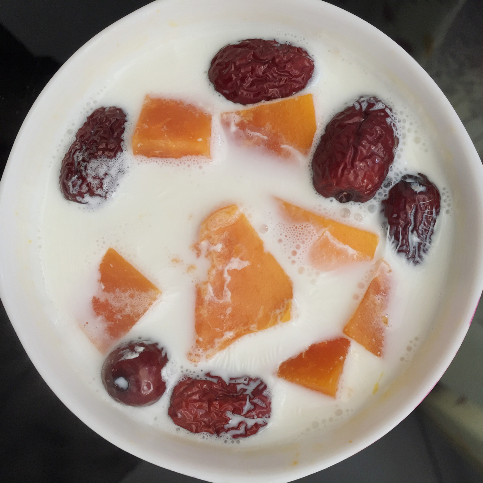 小懒猫喵呜做的木瓜红枣炖奶