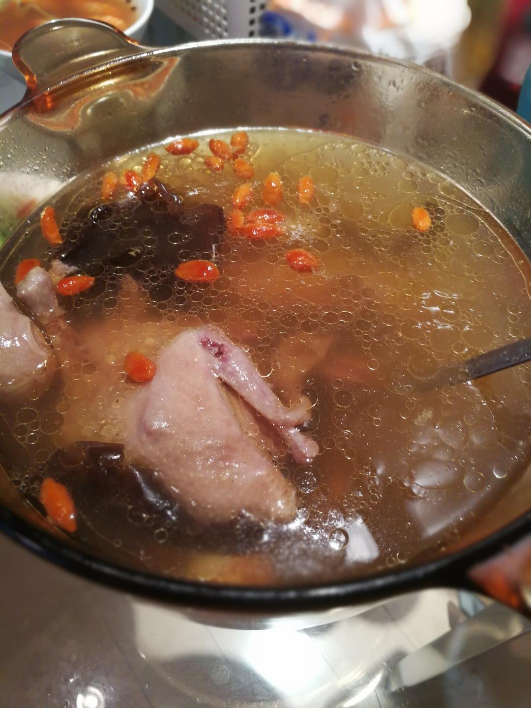 红枣枸杞乳鸽汤