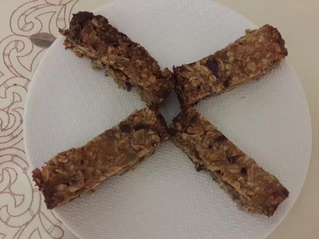 超级简单超快手-无油无糖超级健康的—香蕉燕麦坚果能量棒