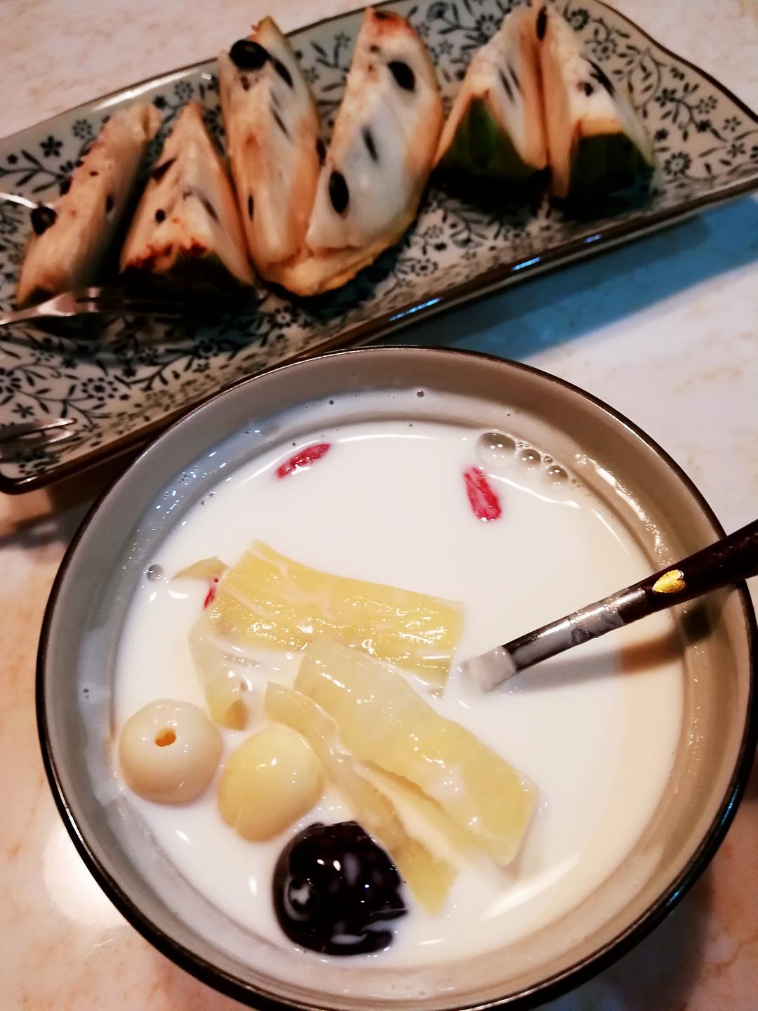 奶香浓郁🐄、醇厚，糯糯稠稠🍡，“🐮奶香莲子炖🌸胶”，满满的胶原蛋白，再加几粒红枣补气血的做法