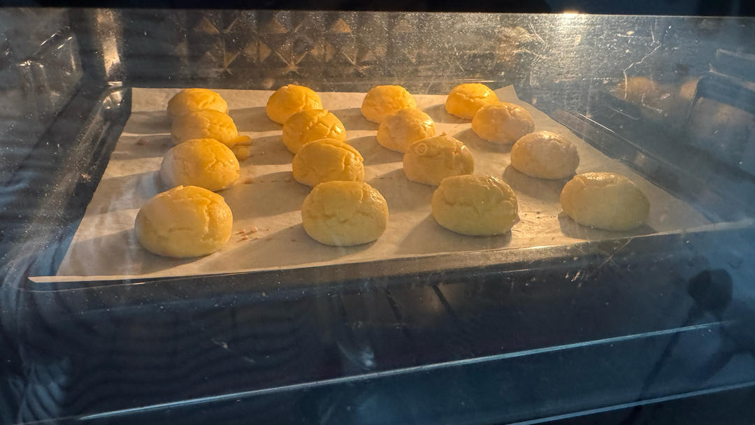 一口一个咸香酥松｜咸蛋黄一口酥