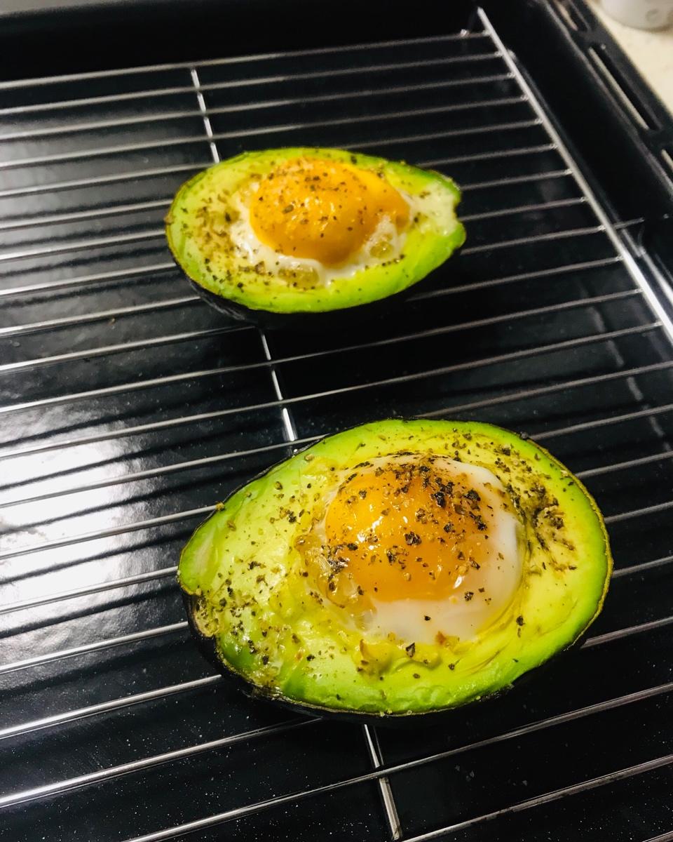 熊宝带酸奶做的牛油果烤鸡蛋