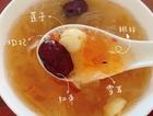 秋天里的第一碗糖水，水晶果冻一般的红枣雪耳莲子桃胶