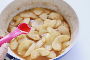 焦糖苹果蛋奶布丁--Staub珐琅铸铁锅的做法 步骤4