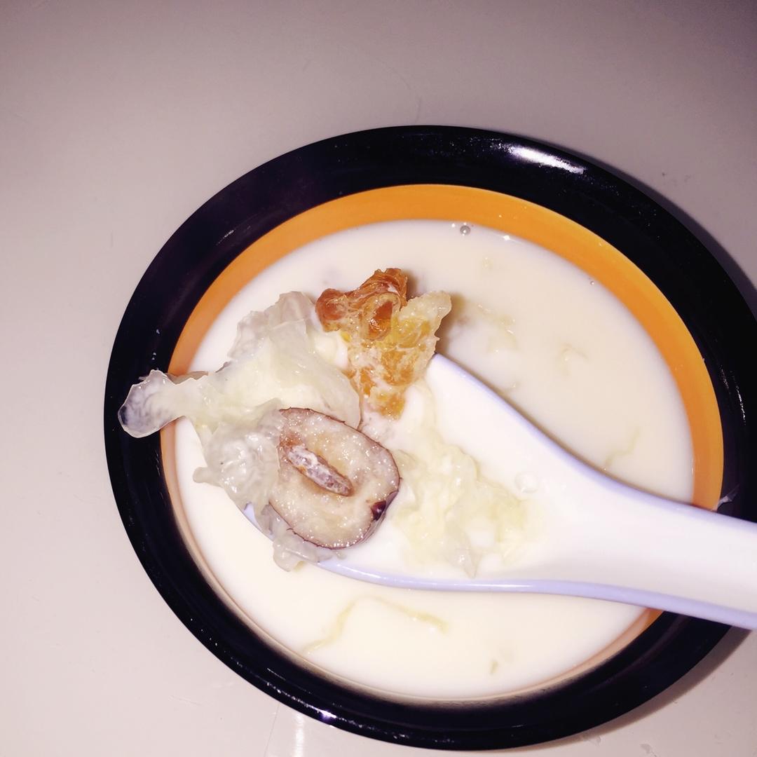 桃胶炖银耳