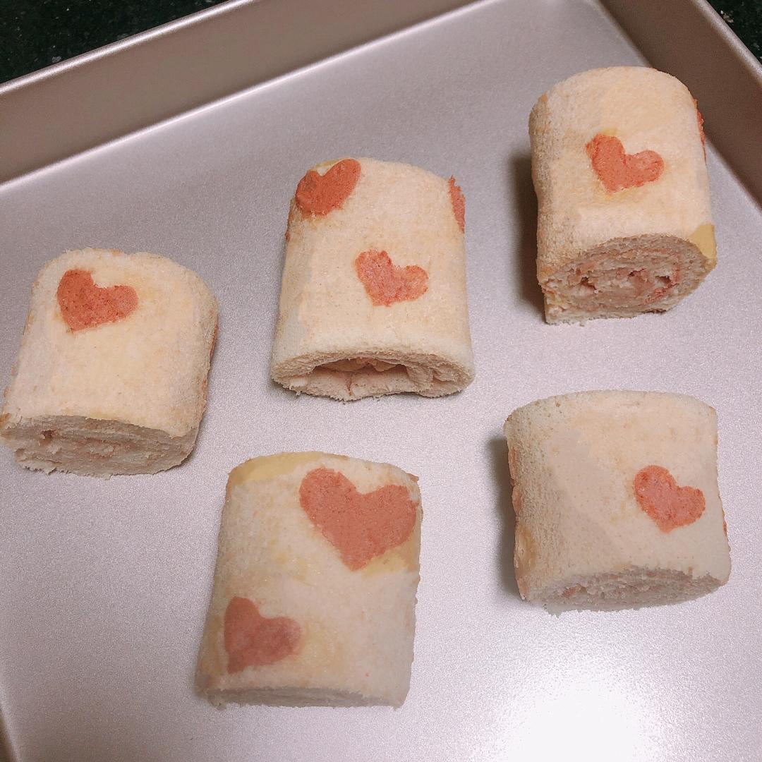 超粉嫩的爱心草莓蛋糕卷